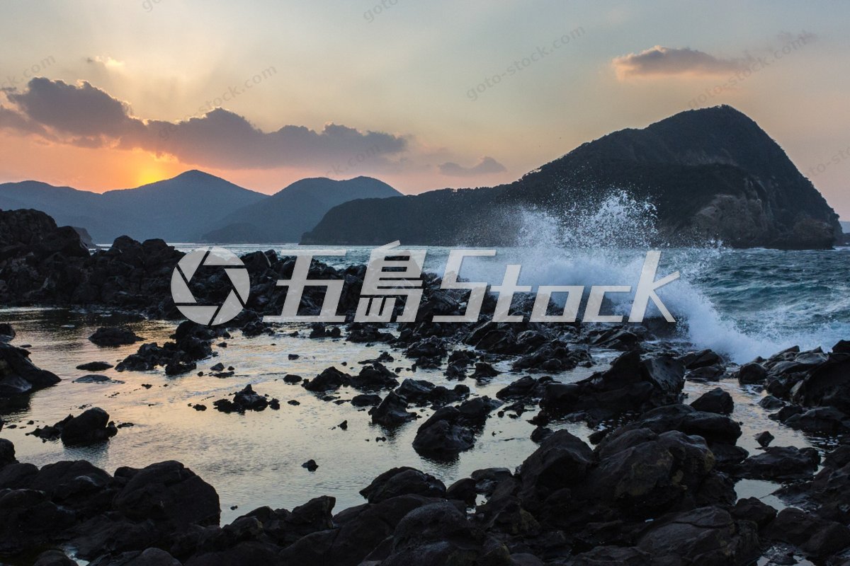 長崎五島列島、魚津ケ崎公園の夕日に染まる荒磯に砕ける白波