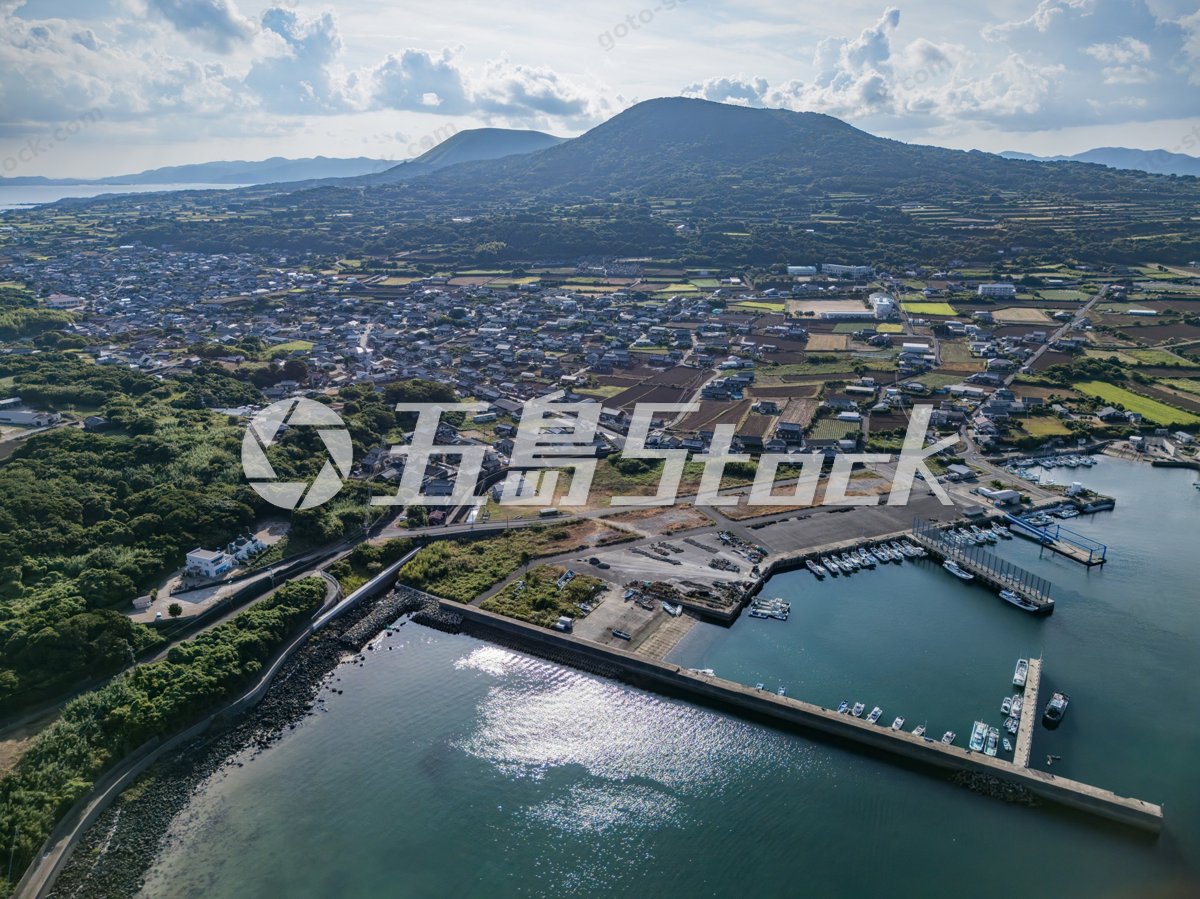 五島市崎山地区の港と緑豊かな山々を望む空撮風景