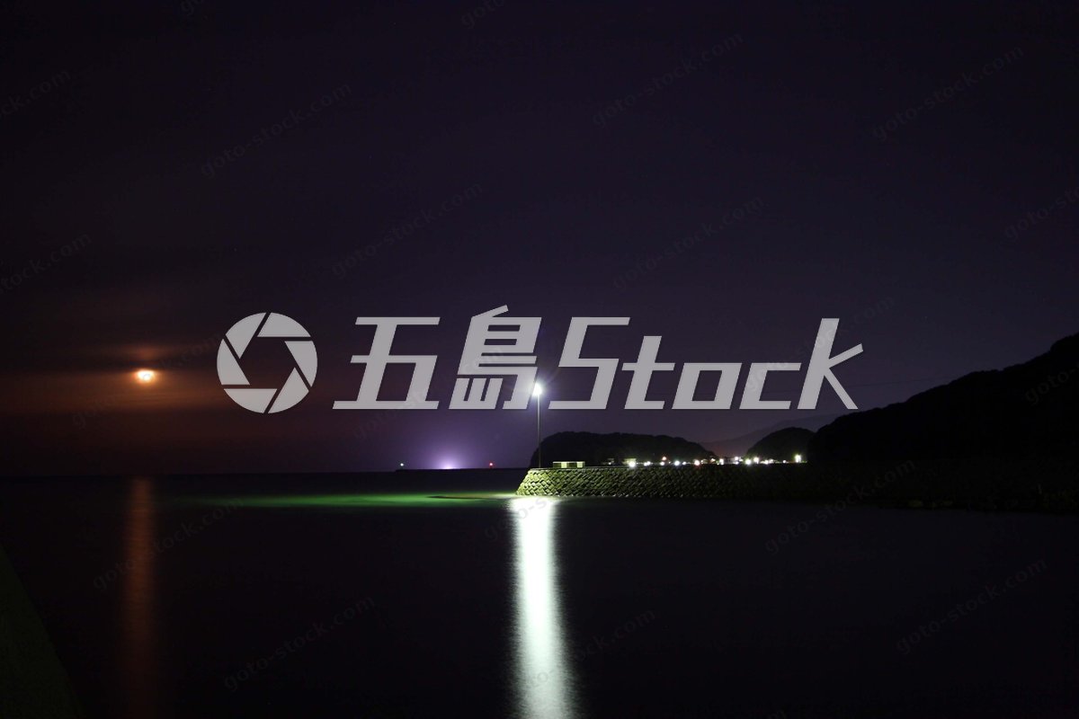 五島列島、夜の海に月光と街灯が織りなす幻想的な光景