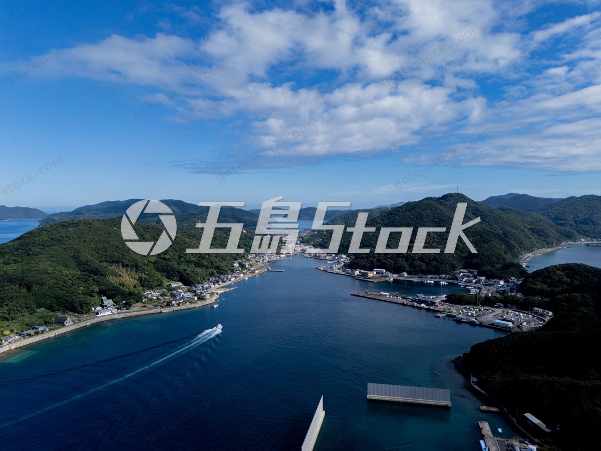 奈留島の港と緑豊かな山々を望む空撮風景