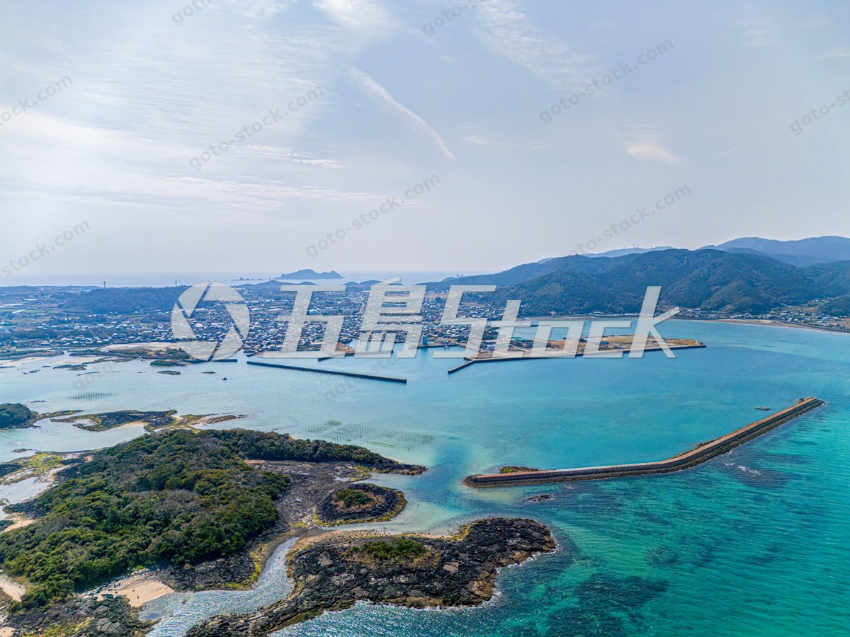 防波堤と富江の町並みを望む風景