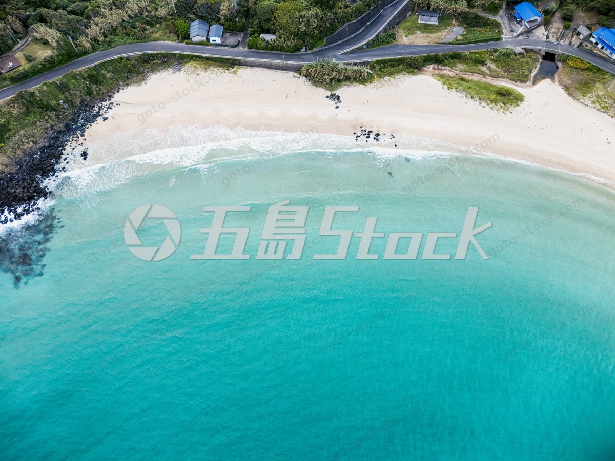 高崎ビーチ 航空写真の白い砂浜とエメラルドグリーンの海