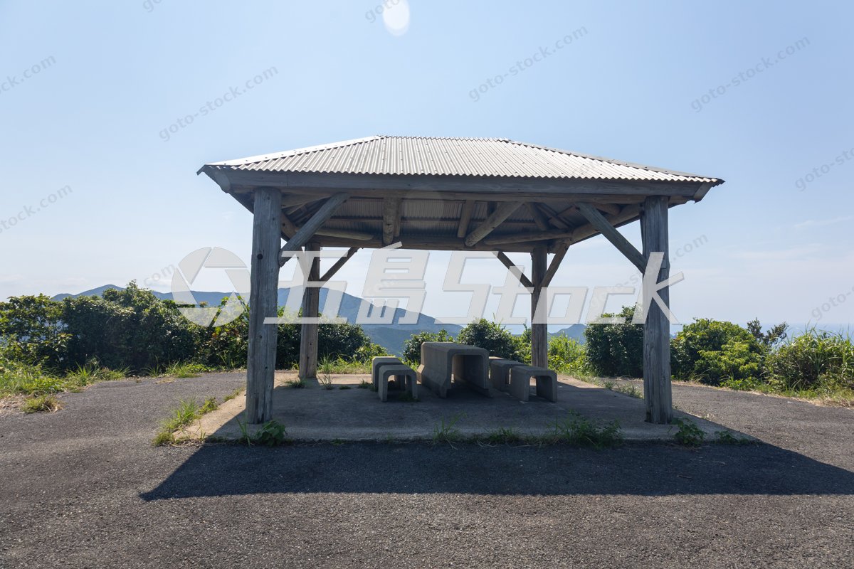 五島列島 絶景見晴らし台の休憩所：青空広がる安らぎのひととき