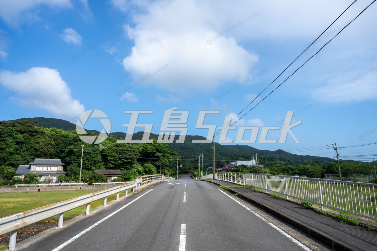 奥浦地区の道と里山風景
