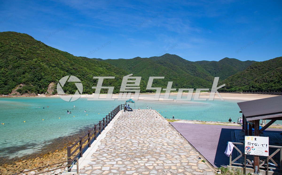 山々に囲まれた夏の頓泊海水浴場