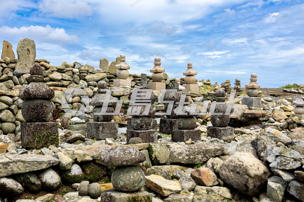 日島の石塔群、中世から近世にかけて建立された石塔群