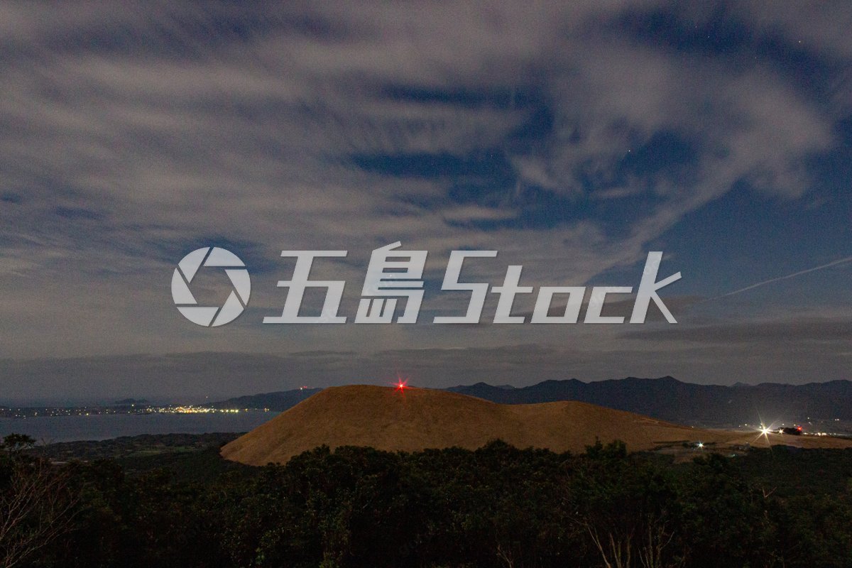 五島列島、夜の丘に佇む赤色灯。星と街灯が織りなす神秘の風景