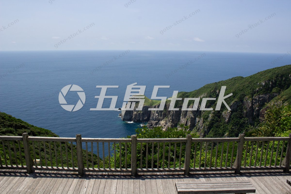 福江島 大瀬崎灯台から望む、五島列島の紺碧の海と断崖絶壁