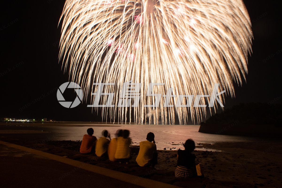 長崎・五島列島 煌めく夜空と水面に映る夏の夢花火