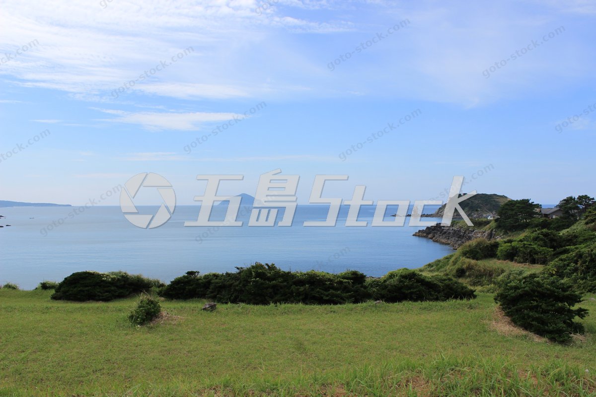 五島列島 魚津ケ崎公園を象徴する青い海と灯台、初夏に輝く絶景