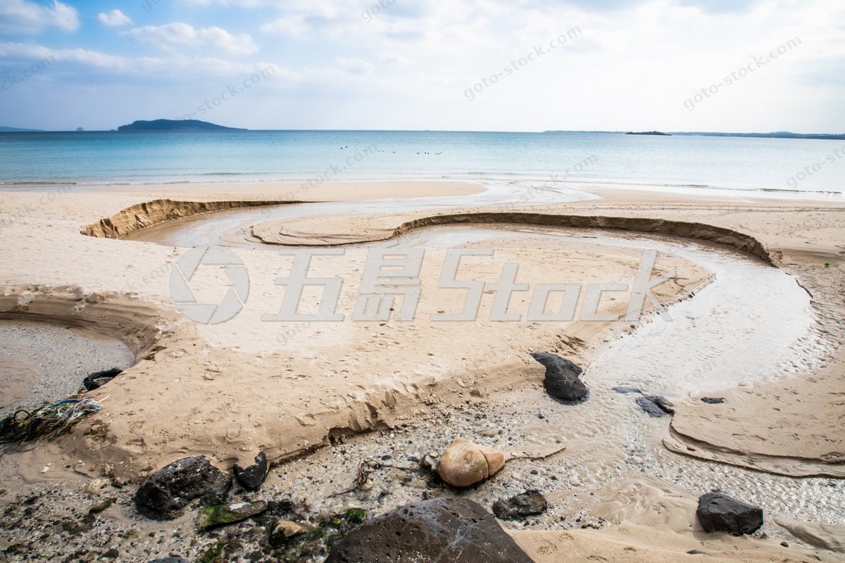 五島列島・福江島、香珠子海水浴場の砂浜の清流と青い海が織りなす自然美