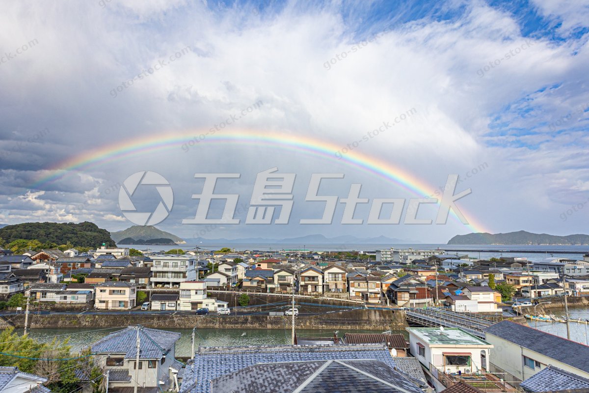福江の町並みと海に架かる大きな虹