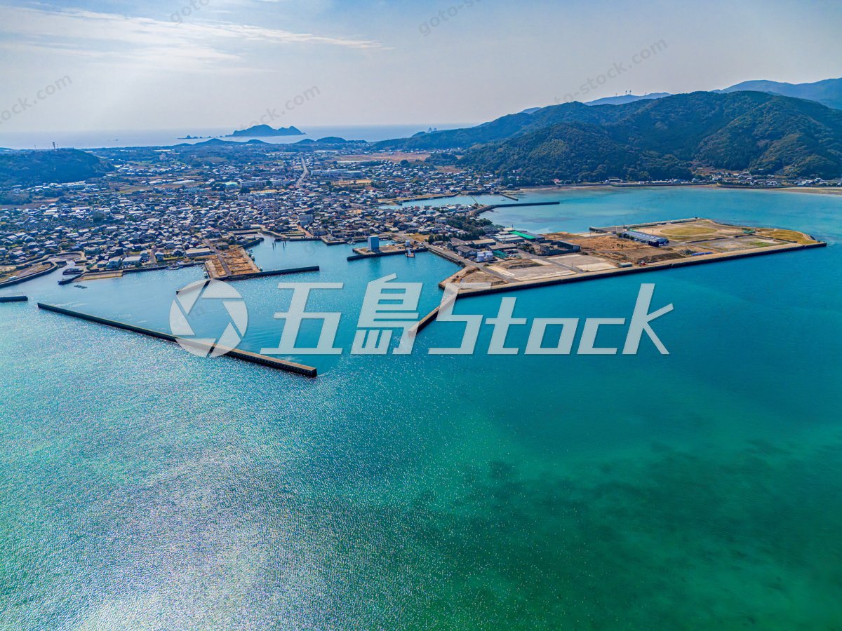 海から望む富江の町並みと港