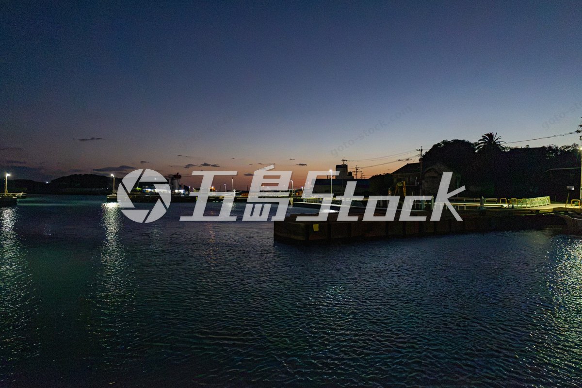 夕暮れの小値賀島・漁港に灯る明かりと静かな海