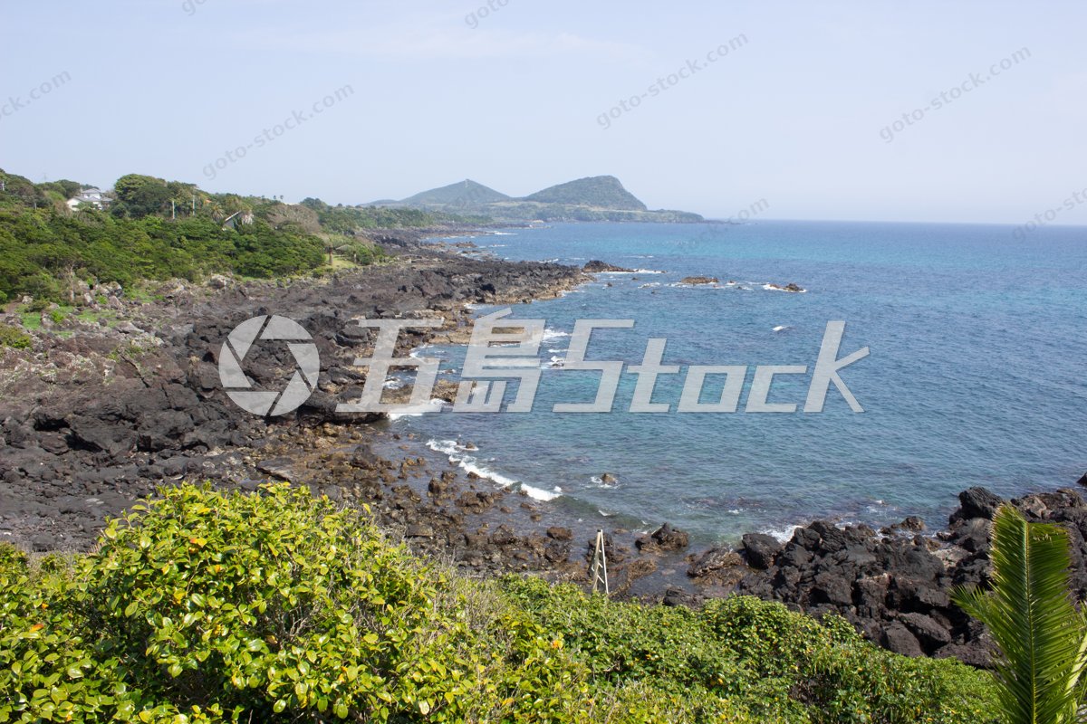 初夏の五島列島、雄大な自然が織りなす青い海と奇岩海岸の絶景