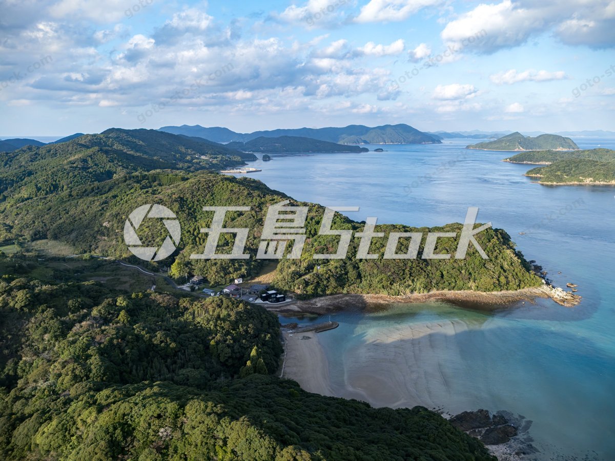 緑豊かな岬に囲まれた六方海水浴場の全景｜五島市・福江島のドローン空撮