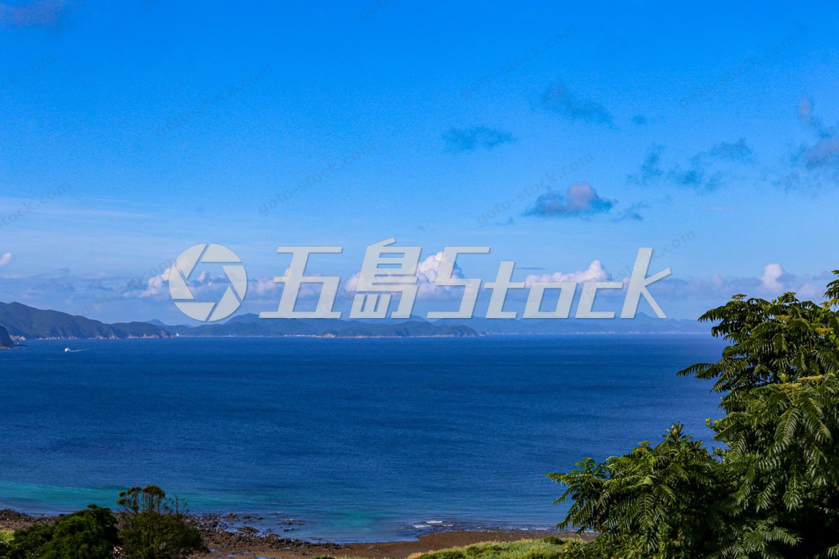 青い海と連なる島々、夏の青空が広がる風景