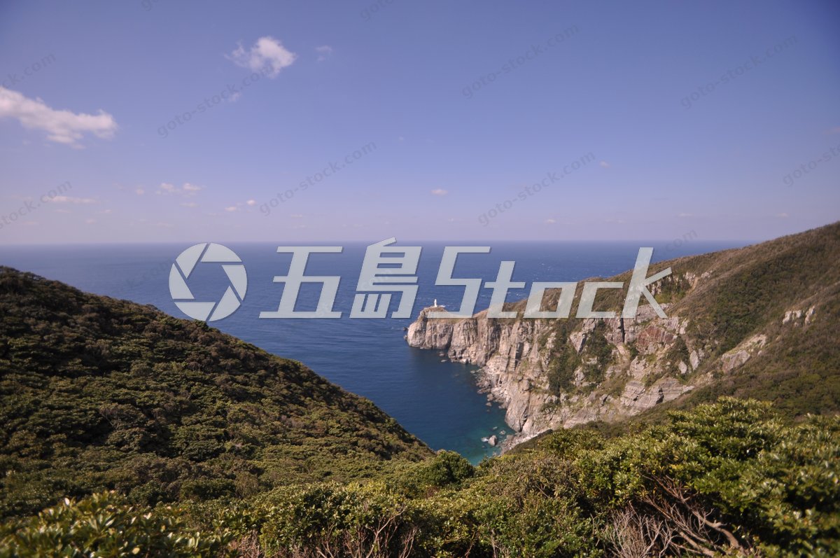紺碧の海に白亜の灯台が映える、五島列島・大瀬崎灯台の絶景 